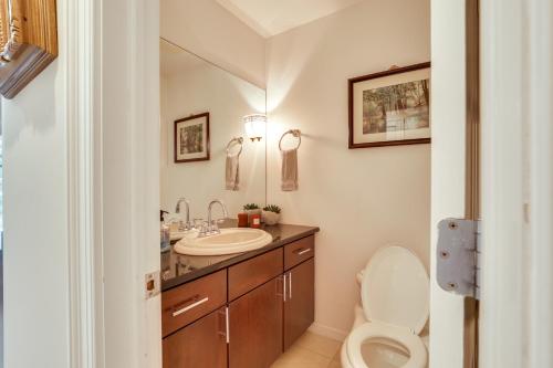 Bilik mandi di Hudson River Views Briarcliff Manor Home with Deck