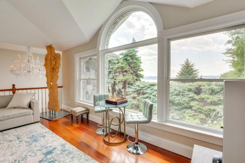 Katil atau katil-katil dalam bilik di Hudson River Views Briarcliff Manor Home with Deck