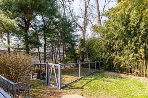 Taman di luar Hudson River Views Briarcliff Manor Home with Deck