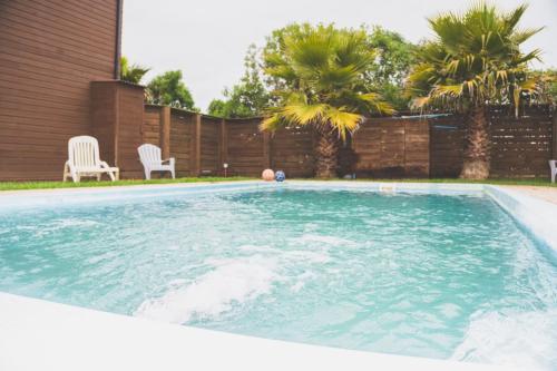 ChacurraにあるCabañas Entremarの庭園内のスイミングプール(椅子2脚付)