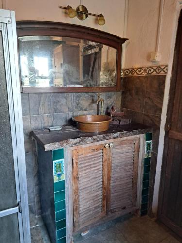 a bathroom with a sink and a mirror at La Mansión in Riachuelo