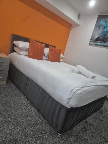 Кровать или кровати в номере The Orange Outpost 8a - City Centre