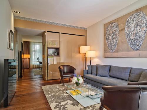 Χώρος καθιστικού στο Conservatorium Hotel