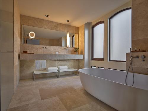 Ένα μπάνιο στο Conservatorium Hotel