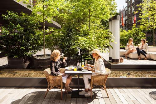 Επισκέπτες που μένουν στο Conservatorium Hotel