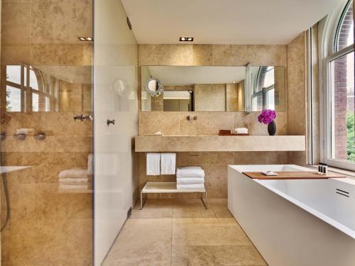 Ένα μπάνιο στο Conservatorium Hotel