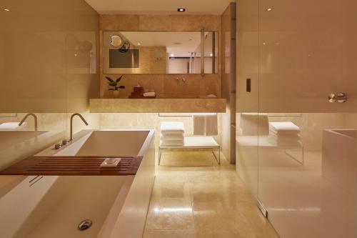 Ένα μπάνιο στο Conservatorium Hotel