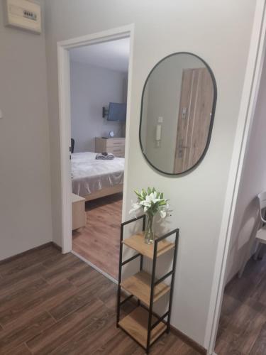 Un pat sau paturi într-o cameră la Apartament 35 Tuchola