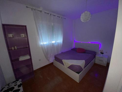 Ένα ή περισσότερα κρεβάτια σε δωμάτιο στο Casa abuhardillada con piscina y chimenea