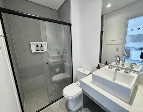 Ένα μπάνιο στο Apartamento de Alto Padrão no Cambuí