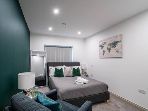 Central StationにあるModern Apartment by Leeds Arena & Uniのベッドとソファのある寝室