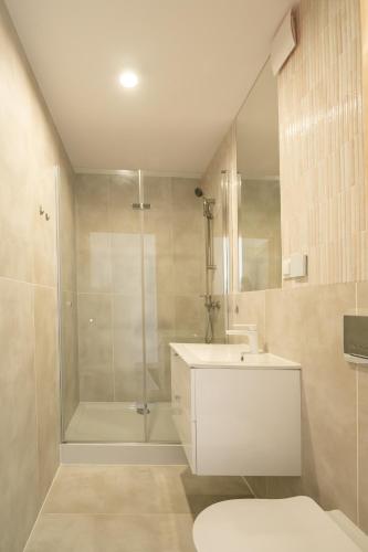 サルビノボにあるAzakのシャワー、洗面台、トイレ付きのバスルーム