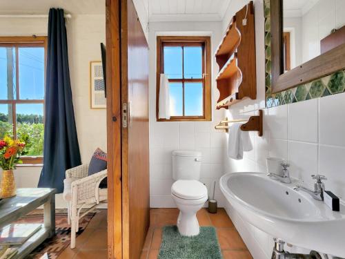 Ένα μπάνιο στο Sunny Kalk Bay Garden Cottage Walk to Harbour