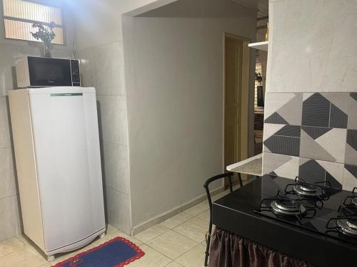 Η κουζίνα ή μικρή κουζίνα στο Kitnet Adorável na sedede Aracruz ES 1KM do centro individual wifi cozinha equipada