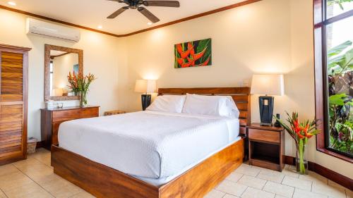 a bedroom with a bed and a mirror at Tulemar in Manuel Antonio