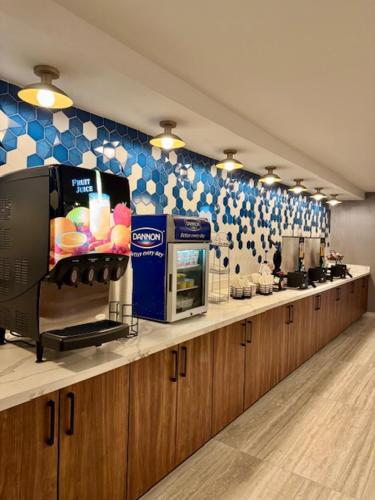 a kitchen with a counter with aasteryasteryasteryasteryasteryasteryasteryasteryastery at La Quinta Inn by Wyndham Orlando International Drive North in Orlando