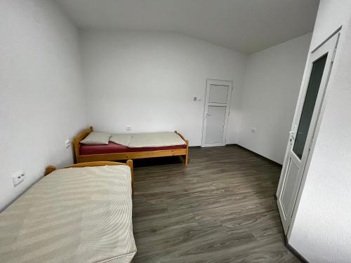 Habitación pequeña con cama y sidx sidx sidx sidx sidx sidx sidx sidx en Centrum, en Odorheiu Secuiesc