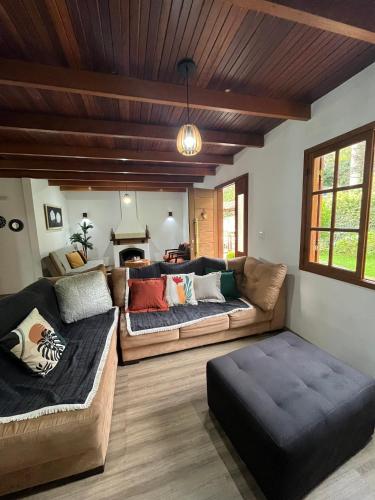 a living room with a couch and a table at Confortável Chalet na Serra proximo ao Centro in Nova Friburgo
