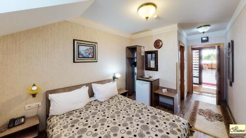 a bedroom with a bed in a room at Pensiunea Bianca in Botoşani