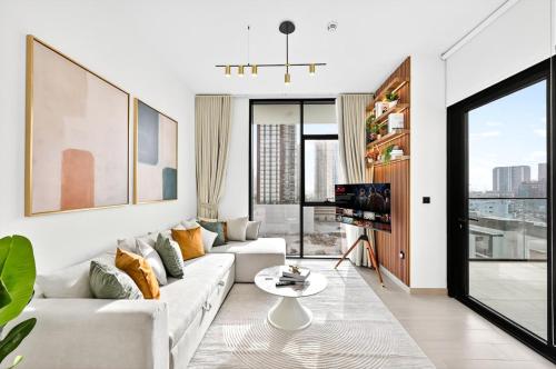 Golden Stays - Private Pool in Binghatti Gardenia I Coastal Charm I Luxe 2BR Escape