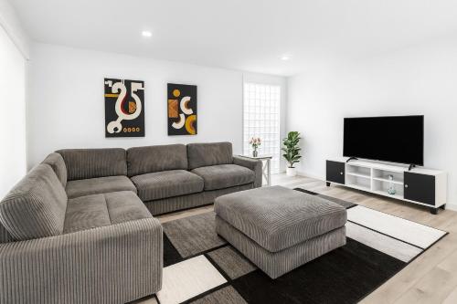 TV a/nebo společenská místnost v ubytování Fullerton Beachside Escape