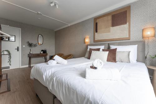ein großes weißes Bett in einem Hotelzimmer in der Unterkunft University Tilburg Affordable Room Walk In Nature in Tilburg