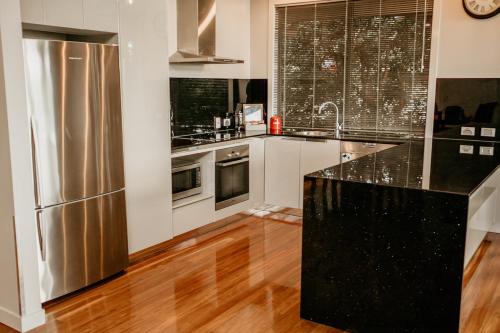 Una cocina o cocineta en Edges by St Bernards Hotel