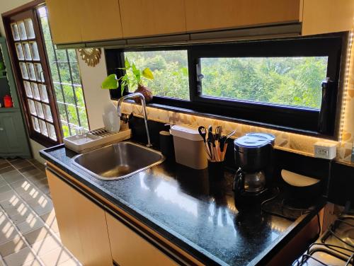 Una encimera de cocina con un fregadero y una ventana. en Olinda sítio Histórico Alto da Sé, en Olinda