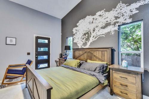 ein Schlafzimmer mit Bett, Schreibtisch und Fenster in der Unterkunft Walkable East Austin Oasis with Jacuzzi and Golf in Austin