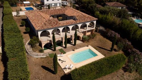 Φωτογραφία από το άλμπουμ του La Cabri 5 Chambres Piscine σε Cabris