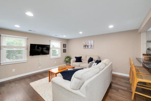 Μια τηλεόραση ή/και κέντρο ψυχαγωγίας στο Cozy Full Home with Parking, 10min Walk to Bridge St