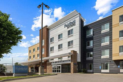 an image of the front of a hotel at Fairfield Inn & Suites by Marriott Nashville Downtown-MetroCenter in Nashville