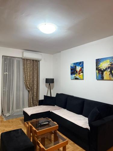 una sala de estar con un sofá y una mesa en 007 Apartments - TC Global, Strumica, Macedonia, en Strumica