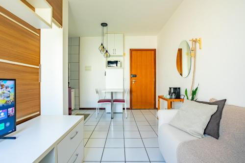 ブラジリアにあるAsa Norte com garagem e elevador 4 km da Esplanadaのソファとテーブルのあるリビングルーム