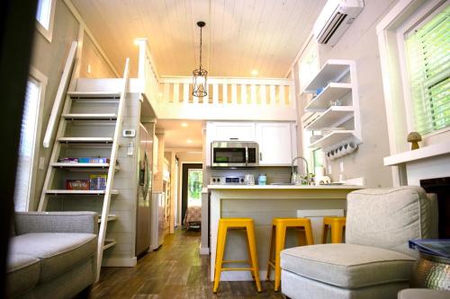 Η κουζίνα ή μικρή κουζίνα στο Riverfront Home - Kayak & Fishing - 6 mins Mentone