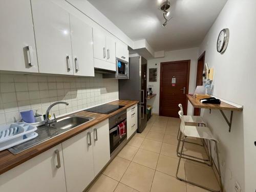 Kuchyň nebo kuchyňský kout v ubytování Apartamento Muelle Deportivo