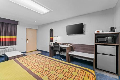 Ein Bett oder Betten in einem Zimmer der Unterkunft Guest Inn Rogers