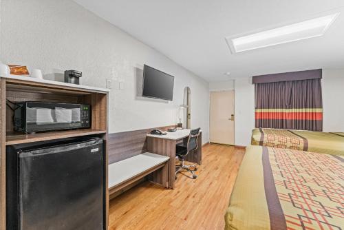 TV/Unterhaltungsangebot in der Unterkunft Guest Inn Rogers