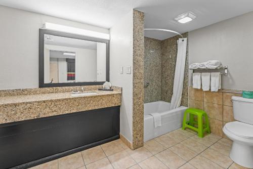 Ein Badezimmer in der Unterkunft Guest Inn Rogers