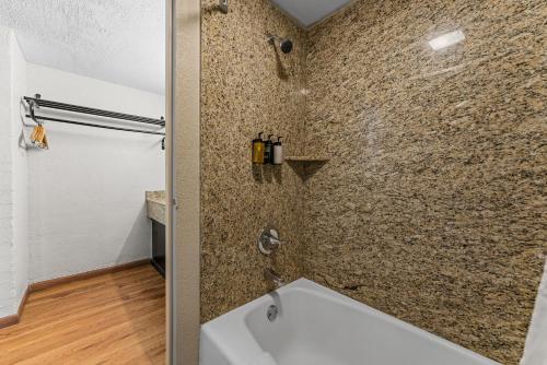 Ein Badezimmer in der Unterkunft Guest Inn Rogers