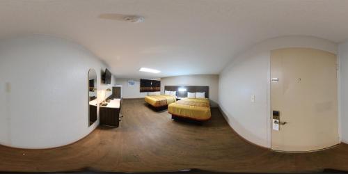 Ein Bett oder Betten in einem Zimmer der Unterkunft Guest Inn Rogers
