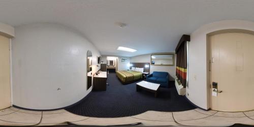 Ein Bett oder Betten in einem Zimmer der Unterkunft Guest Inn Rogers