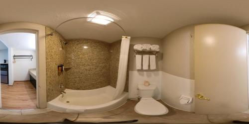 Ein Badezimmer in der Unterkunft Guest Inn Rogers