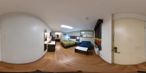 Ein Bett oder Betten in einem Zimmer der Unterkunft Guest Inn Rogers