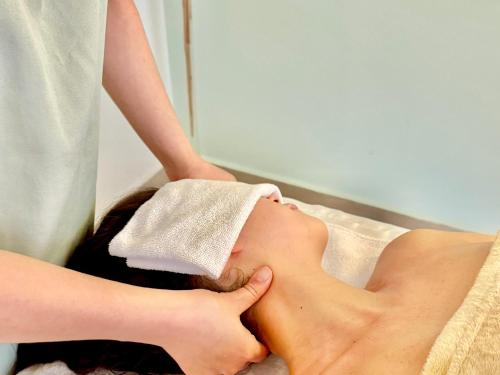 a woman getting a massage in a spa salon at Hotel Fazenda Vale Alvorada in Cascavel