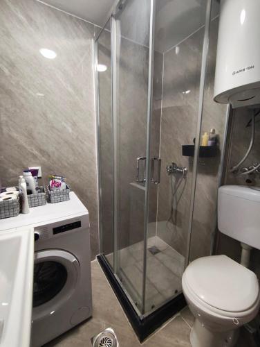 Two-bedroom apartment with parking and sea viewにあるバスルーム