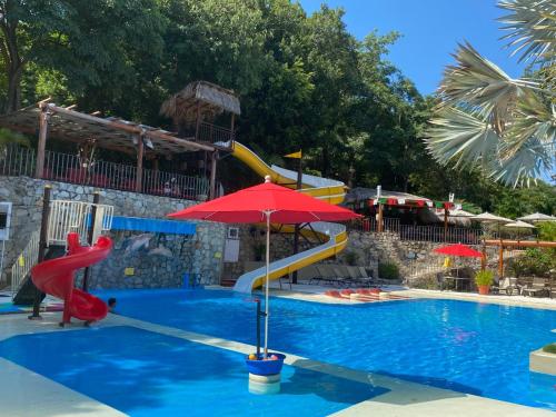 Der Swimmingpool an oder in der Nähe von Binniguenda Huatulco & Beach Club
