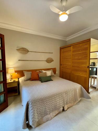 a bedroom with a bed and a ceiling fan at Ilhabela Flat in Ilhabela