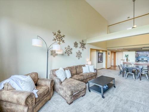 salon z dwiema kanapami i stołem w obiekcie 1-Bedroom plus Loft at The Pines with Forest Views, No Cleaning Fees, Kids Ski Free condo w mieście Keystone