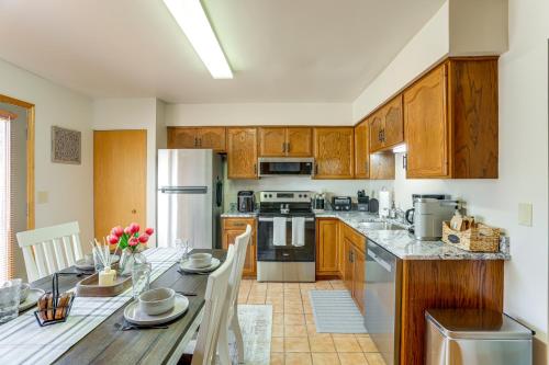 Η κουζίνα ή μικρή κουζίνα στο Convenient Townhome 1 Mi to Dtwn Clearfield